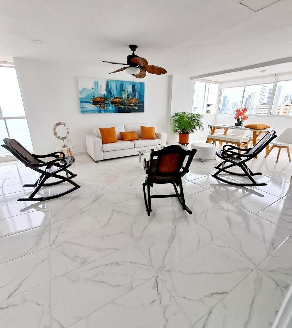 Large And Beautiful Oceanfront Penthouse Apartment *