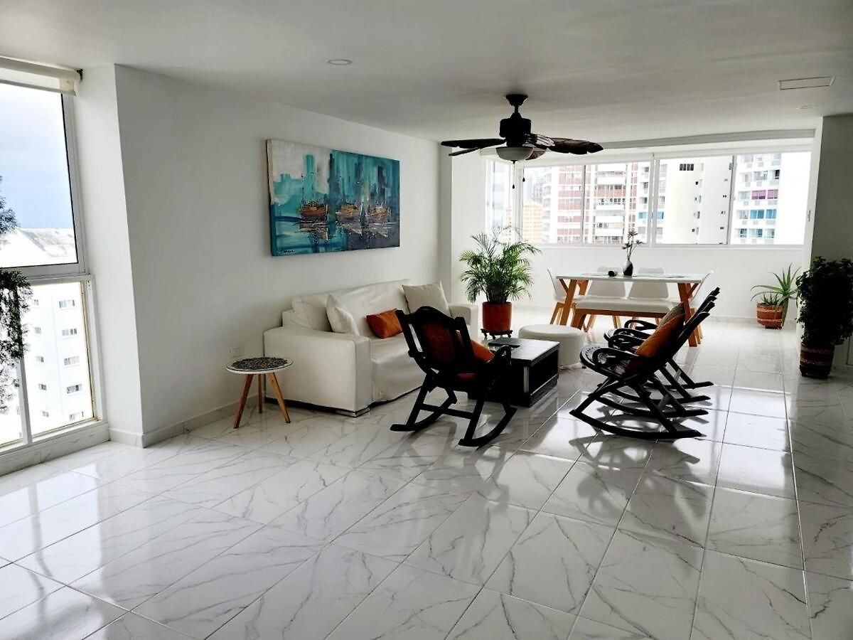Large And Beautiful Oceanfront Penthouse Apartment *